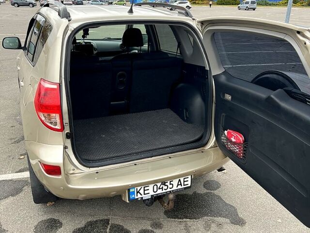 Бежевый Тойота РАВ 4, объемом двигателя 2 л и пробегом 170 тыс. км за 11900 $, фото 5 на Automoto.ua