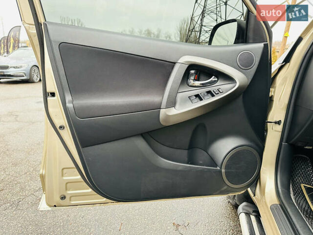 Бежевий Тойота РАВ 4, об'ємом двигуна 2 л та пробігом 157 тис. км за 13400 $, фото 13 на Automoto.ua