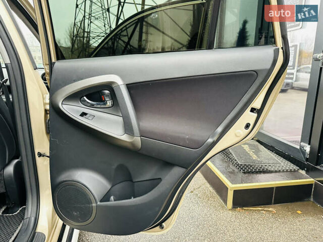 Бежевий Тойота РАВ 4, об'ємом двигуна 2 л та пробігом 157 тис. км за 13400 $, фото 20 на Automoto.ua