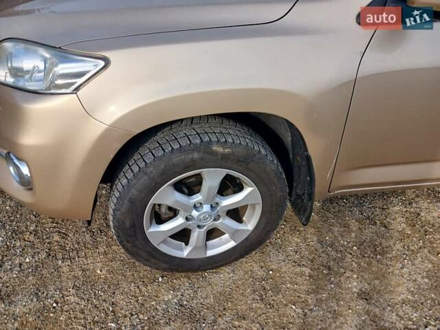 Бежевый Тойота РАВ 4, объемом двигателя 2 л и пробегом 259 тыс. км за 12991 $, фото 2 на Automoto.ua