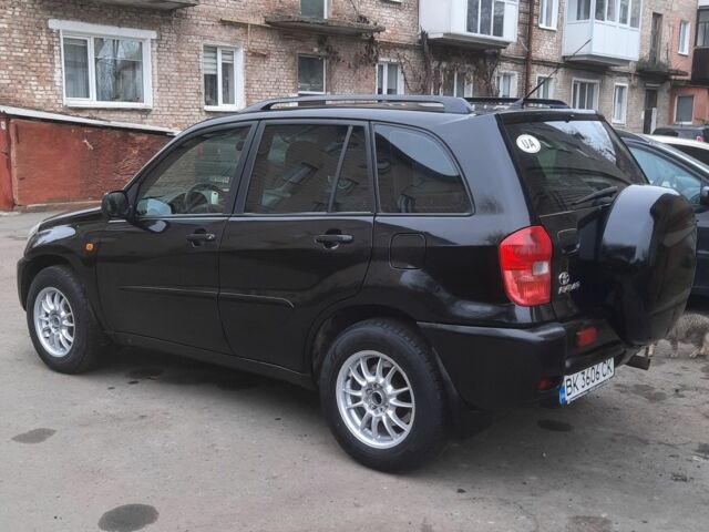 Черный Тойота РАВ 4, объемом двигателя 2 л и пробегом 400 тыс. км за 5500 $, фото 2 на Automoto.ua