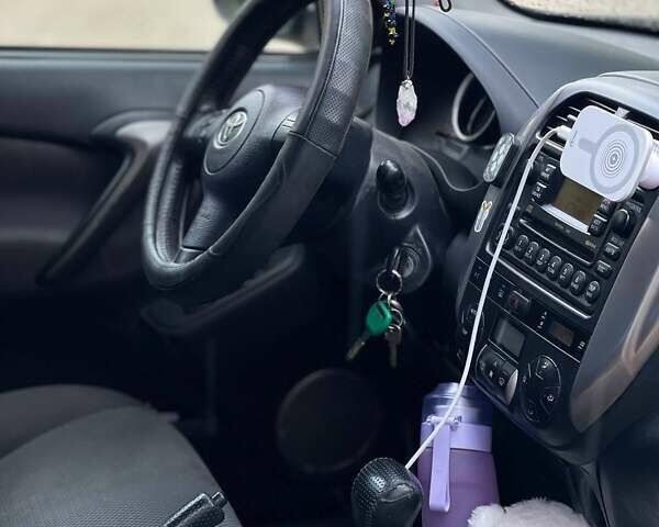 Чорний Тойота РАВ 4, об'ємом двигуна 2 л та пробігом 265 тис. км за 6699 $, фото 2 на Automoto.ua
