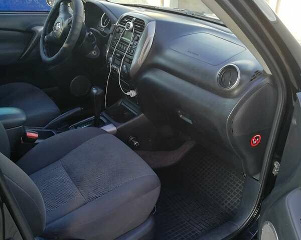 Чорний Тойота РАВ 4, об'ємом двигуна 2 л та пробігом 265 тис. км за 6699 $, фото 1 на Automoto.ua