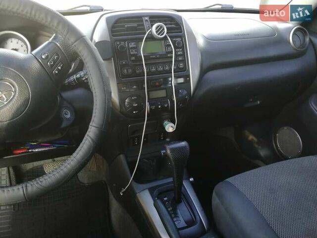 Чорний Тойота РАВ 4, об'ємом двигуна 2 л та пробігом 265 тис. км за 6699 $, фото 8 на Automoto.ua
