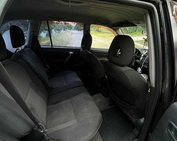 Чорний Тойота РАВ 4, об'ємом двигуна 2 л та пробігом 265 тис. км за 6699 $, фото 5 на Automoto.ua