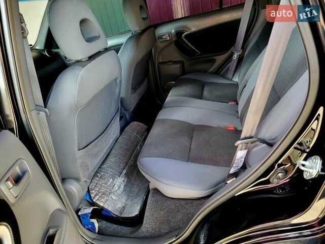 Черный Тойота РАВ 4, объемом двигателя 2 л и пробегом 245 тыс. км за 6800 $, фото 5 на Automoto.ua