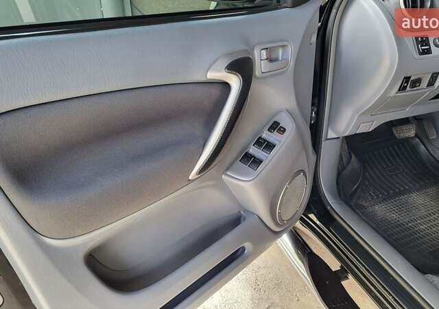 Черный Тойота РАВ 4, объемом двигателя 2 л и пробегом 245 тыс. км за 6800 $, фото 2 на Automoto.ua