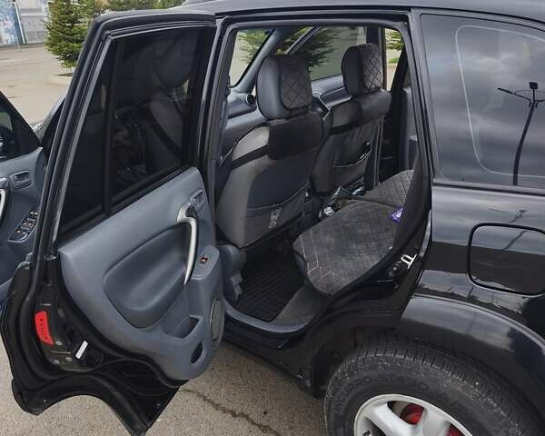 Чорний Тойота РАВ 4, об'ємом двигуна 2 л та пробігом 270 тис. км за 6500 $, фото 7 на Automoto.ua