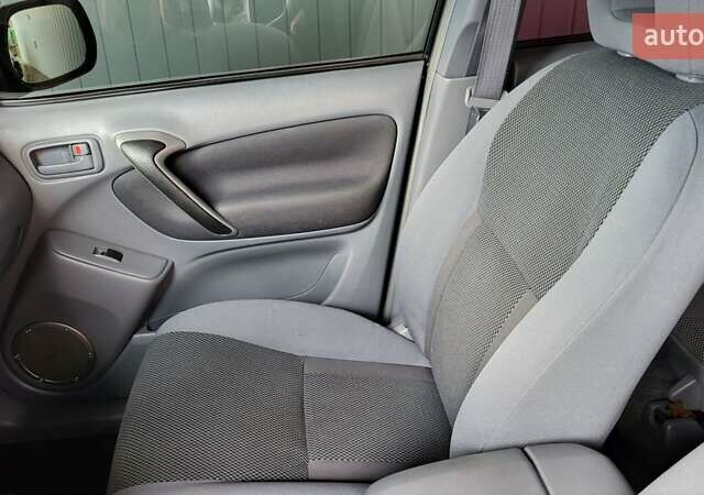 Черный Тойота РАВ 4, объемом двигателя 2 л и пробегом 245 тыс. км за 6800 $, фото 17 на Automoto.ua