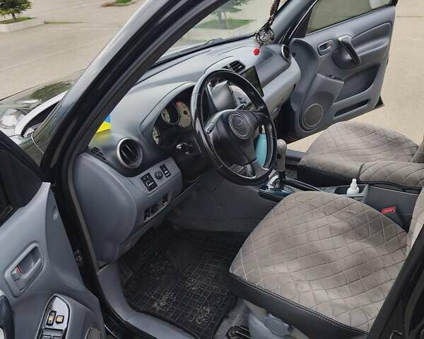 Чорний Тойота РАВ 4, об'ємом двигуна 2 л та пробігом 270 тис. км за 6500 $, фото 6 на Automoto.ua