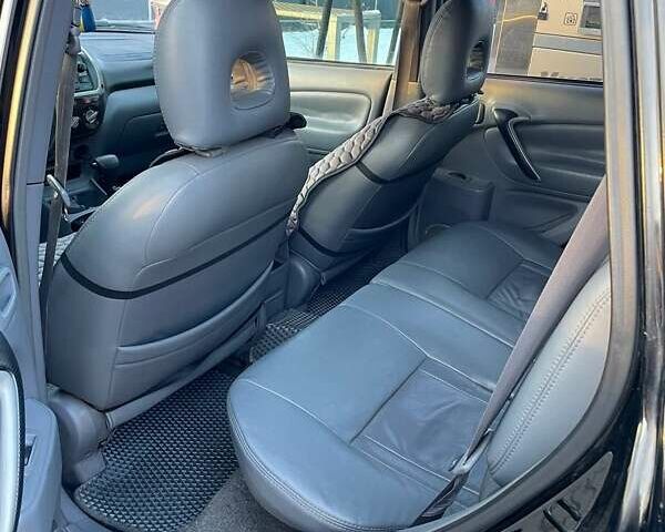 Черный Тойота РАВ 4, объемом двигателя 2 л и пробегом 330 тыс. км за 5400 $, фото 4 на Automoto.ua