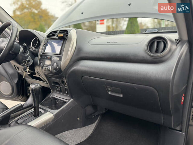 Черный Тойота РАВ 4, объемом двигателя 2 л и пробегом 230 тыс. км за 7850 $, фото 39 на Automoto.ua