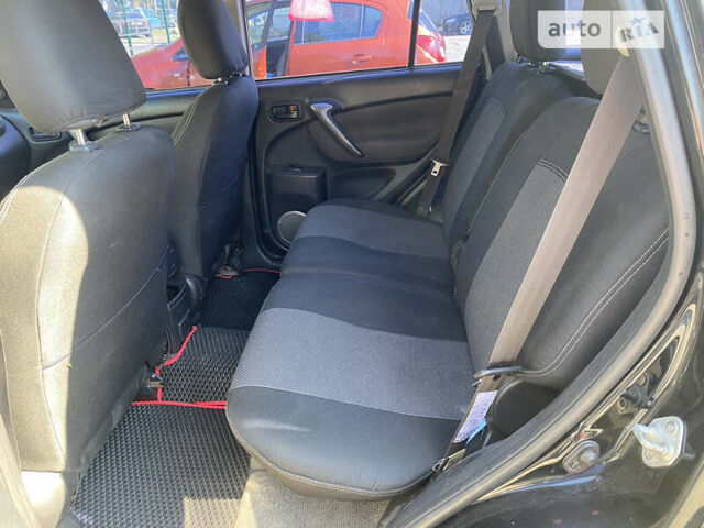 Черный Тойота РАВ 4, объемом двигателя 2 л и пробегом 262 тыс. км за 8800 $, фото 13 на Automoto.ua