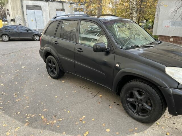 Черный Тойота РАВ 4, объемом двигателя 2 л и пробегом 300 тыс. км за 3600 $, фото 1 на Automoto.ua