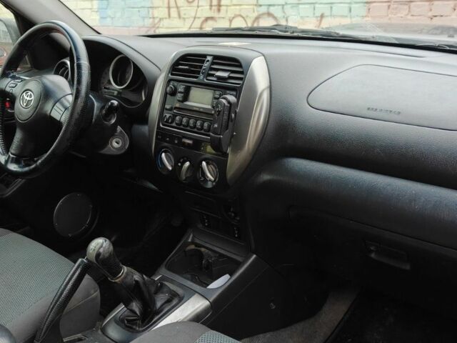 Чорний Тойота РАВ 4, об'ємом двигуна 2 л та пробігом 297 тис. км за 3800 $, фото 3 на Automoto.ua
