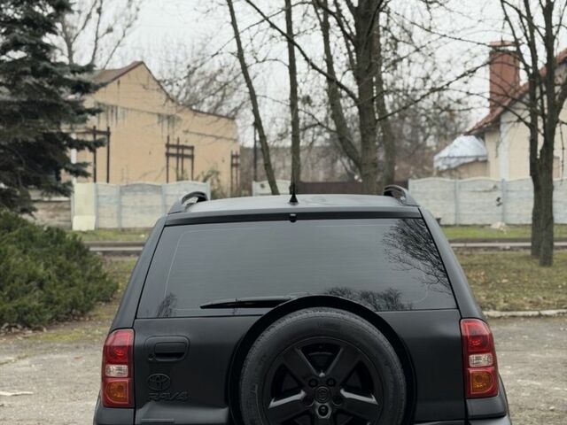 Чорний Тойота РАВ 4, об'ємом двигуна 2 л та пробігом 285 тис. км за 4300 $, фото 6 на Automoto.ua