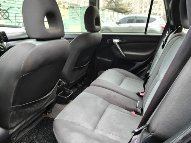 Чорний Тойота РАВ 4, об'ємом двигуна 2 л та пробігом 297 тис. км за 3800 $, фото 6 на Automoto.ua