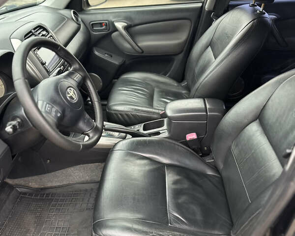 Черный Тойота РАВ 4, объемом двигателя 2 л и пробегом 243 тыс. км за 6900 $, фото 6 на Automoto.ua