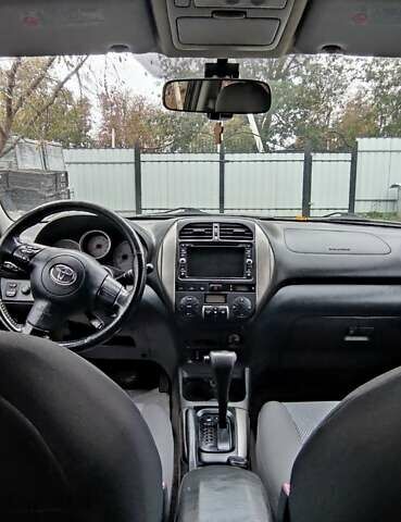 Черный Тойота РАВ 4, объемом двигателя 2 л и пробегом 186 тыс. км за 9500 $, фото 5 на Automoto.ua