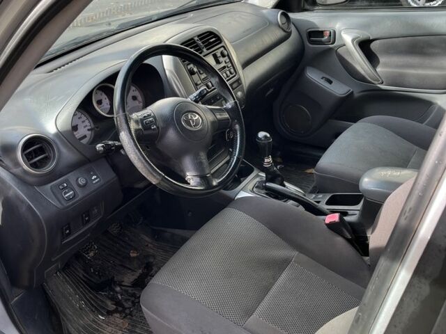 Черный Тойота РАВ 4, объемом двигателя 2 л и пробегом 300 тыс. км за 3600 $, фото 5 на Automoto.ua