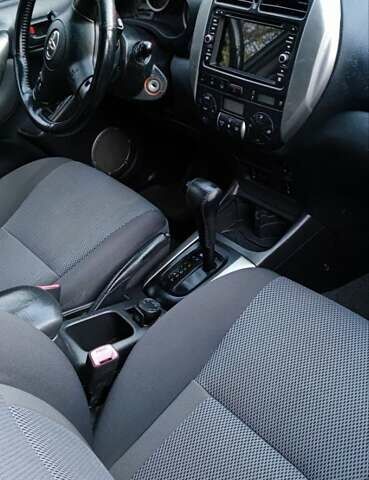 Черный Тойота РАВ 4, объемом двигателя 2 л и пробегом 186 тыс. км за 9500 $, фото 7 на Automoto.ua