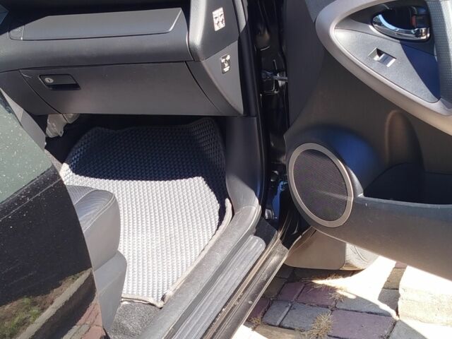 Черный Тойота РАВ 4, объемом двигателя 2 л и пробегом 190 тыс. км за 8800 $, фото 5 на Automoto.ua