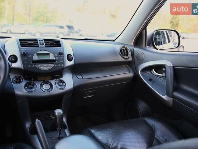 Черный Тойота РАВ 4, объемом двигателя 2 л и пробегом 170 тыс. км за 10000 $, фото 12 на Automoto.ua