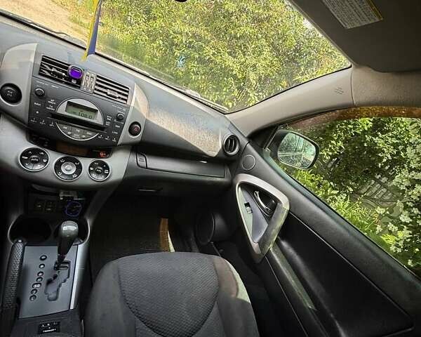 Черный Тойота РАВ 4, объемом двигателя 2 л и пробегом 291 тыс. км за 8400 $, фото 5 на Automoto.ua