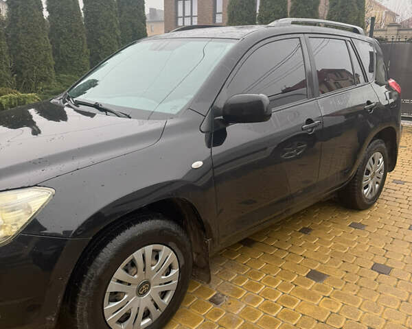Черный Тойота РАВ 4, объемом двигателя 2 л и пробегом 230 тыс. км за 8500 $, фото 2 на Automoto.ua