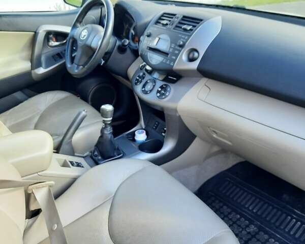 Черный Тойота РАВ 4, объемом двигателя 2.2 л и пробегом 209 тыс. км за 10500 $, фото 18 на Automoto.ua