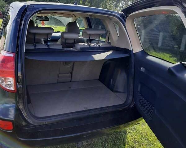 Черный Тойота РАВ 4, объемом двигателя 2.2 л и пробегом 209 тыс. км за 10500 $, фото 2 на Automoto.ua