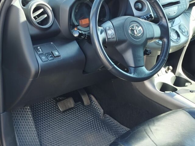 Черный Тойота РАВ 4, объемом двигателя 2 л и пробегом 190 тыс. км за 8800 $, фото 1 на Automoto.ua