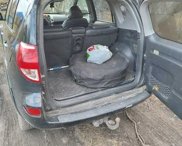 Черный Тойота РАВ 4, объемом двигателя 2.2 л и пробегом 323 тыс. км за 6000 $, фото 4 на Automoto.ua