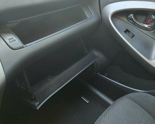 Черный Тойота РАВ 4, объемом двигателя 1.99 л и пробегом 313 тыс. км за 12000 $, фото 27 на Automoto.ua