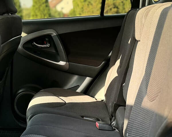 Чорний Тойота РАВ 4, об'ємом двигуна 2 л та пробігом 189 тис. км за 9500 $, фото 29 на Automoto.ua