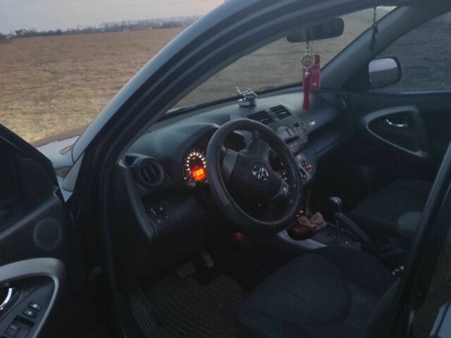 Чорний Тойота РАВ 4, об'ємом двигуна 2 л та пробігом 242 тис. км за 9000 $, фото 4 на Automoto.ua