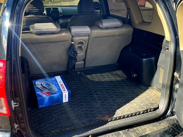 Черный Тойота РАВ 4, объемом двигателя 2.4 л и пробегом 240 тыс. км за 11000 $, фото 6 на Automoto.ua