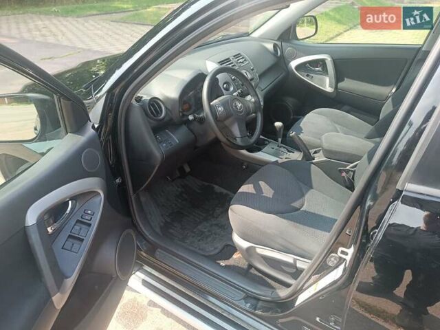 Чорний Тойота РАВ 4, об'ємом двигуна 2 л та пробігом 181 тис. км за 10500 $, фото 3 на Automoto.ua