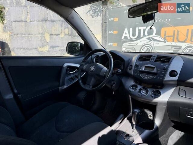 Чорний Тойота РАВ 4, об'ємом двигуна 2 л та пробігом 170 тис. км за 9900 $, фото 10 на Automoto.ua
