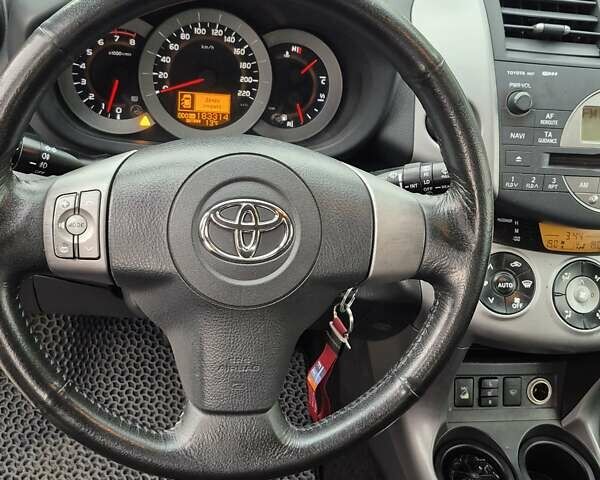 Чорний Тойота РАВ 4, об'ємом двигуна 2 л та пробігом 180 тис. км за 9700 $, фото 9 на Automoto.ua