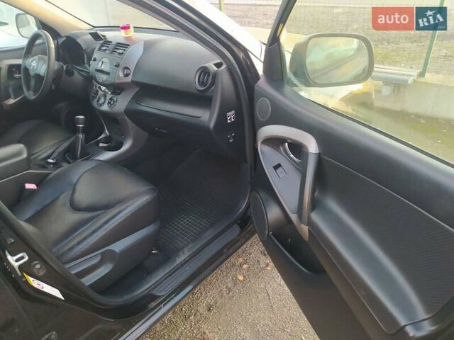 Черный Тойота РАВ 4, объемом двигателя 2.2 л и пробегом 244 тыс. км за 9400 $, фото 4 на Automoto.ua
