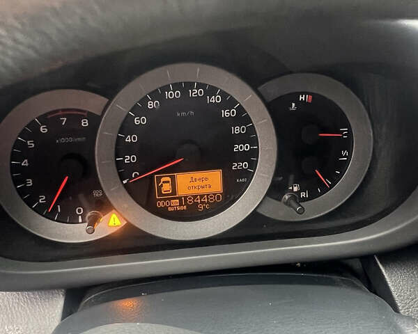 Чорний Тойота РАВ 4, об'ємом двигуна 2 л та пробігом 184 тис. км за 12000 $, фото 7 на Automoto.ua