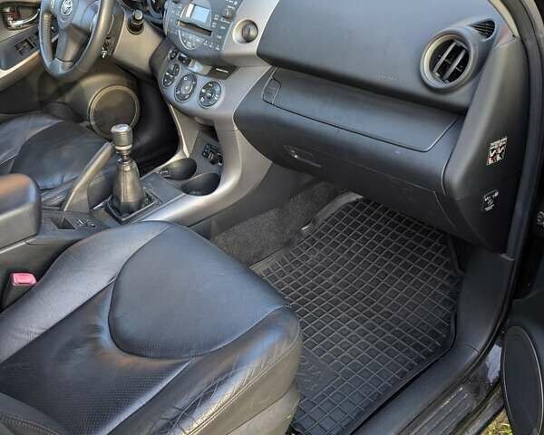 Чорний Тойота РАВ 4, об'ємом двигуна 2.2 л та пробігом 227 тис. км за 8500 $, фото 4 на Automoto.ua