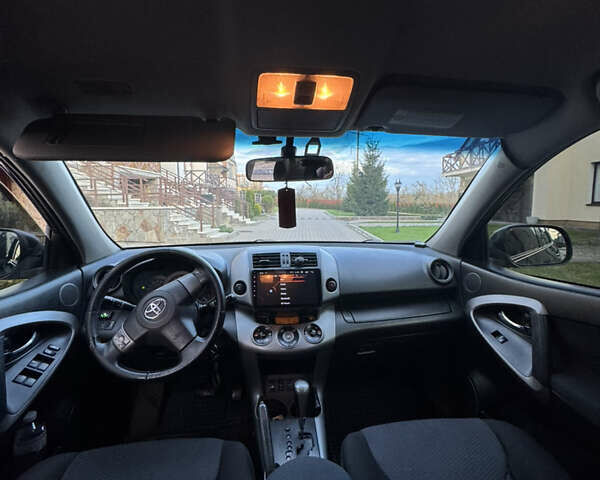 Черный Тойота РАВ 4, объемом двигателя 2 л и пробегом 260 тыс. км за 8700 $, фото 4 на Automoto.ua