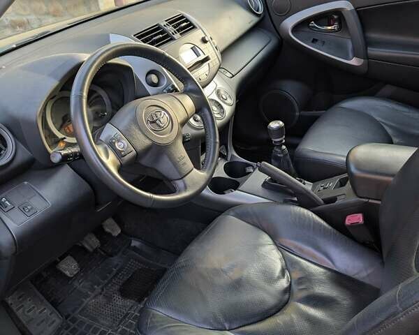 Чорний Тойота РАВ 4, об'ємом двигуна 2.2 л та пробігом 227 тис. км за 8500 $, фото 3 на Automoto.ua