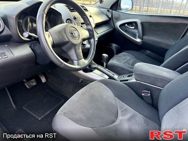 Черный Тойота РАВ 4, объемом двигателя 20 л и пробегом 150 тыс. км за 11750 $, фото 3 на Automoto.ua