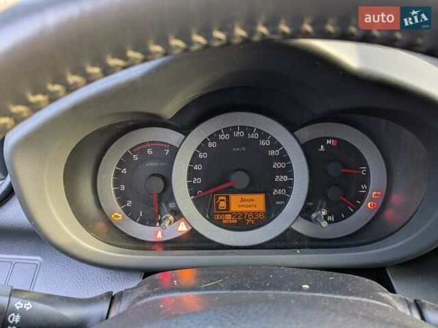 Чорний Тойота РАВ 4, об'ємом двигуна 2.2 л та пробігом 227 тис. км за 8500 $, фото 11 на Automoto.ua