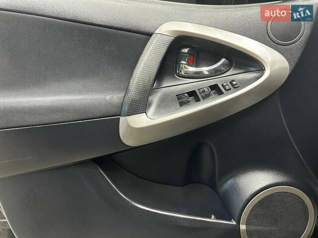 Черный Тойота РАВ 4, объемом двигателя 2 л и пробегом 160 тыс. км за 10800 $, фото 6 на Automoto.ua