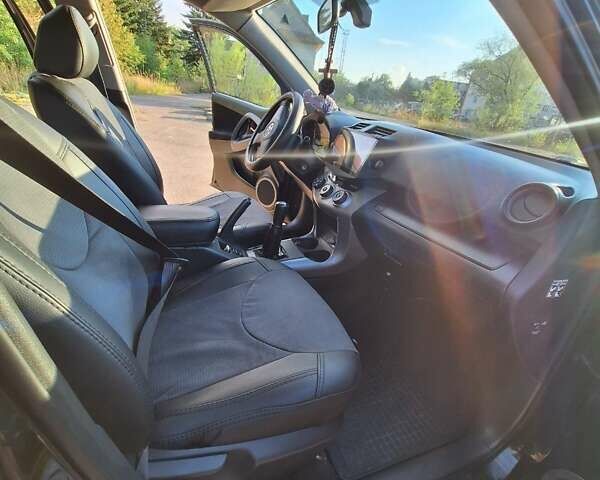 Черный Тойота РАВ 4, объемом двигателя 2 л и пробегом 264 тыс. км за 9200 $, фото 18 на Automoto.ua