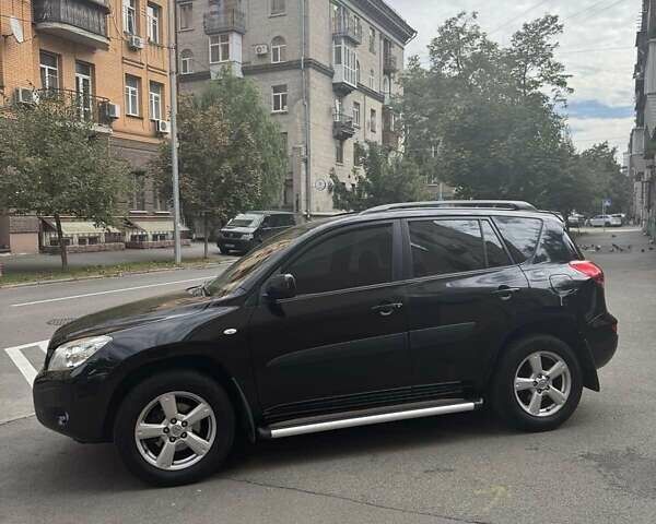 Черный Тойота РАВ 4, объемом двигателя 2 л и пробегом 230 тыс. км за 8900 $, фото 1 на Automoto.ua